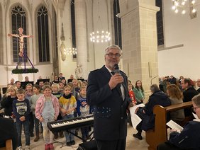 LPO-Dirigent Scott Lawton dirigierte nicht nur das Orchester, sondern bei einem Stück auch Kinderchor und Publikum.