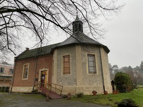 Auch von Außen erstrahlt die Kapelle in neuem Glanz.