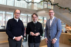 Das Foto zeigt Carsten Hövekamp, Pfarrdechant Markus Trautmann und Regierungspräsident Andreas Bothe beim Gang durch das Intergenerative Zentrum einsA.