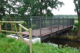 Das Foto zeigt die neue Brücke über den Kettbach. 