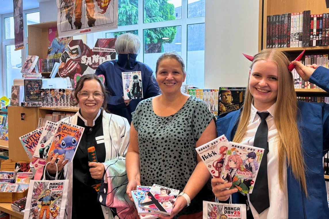 Dieses Foto zeigt Stadtbücherei-Leiterin Petra Toppmöller und ihre Mitarbeiterinnen Anna Lena Bagert (l.) und Jana Bicks (r.)