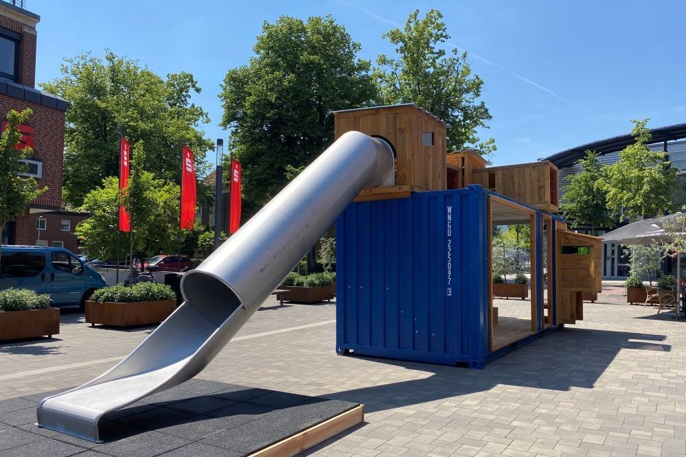 Der zu einem spannenden Spieleparcours umgebaute Seecontainer auf dem Overbergplatz lädt zum Klettern, Kriechen und Rutschen ein.