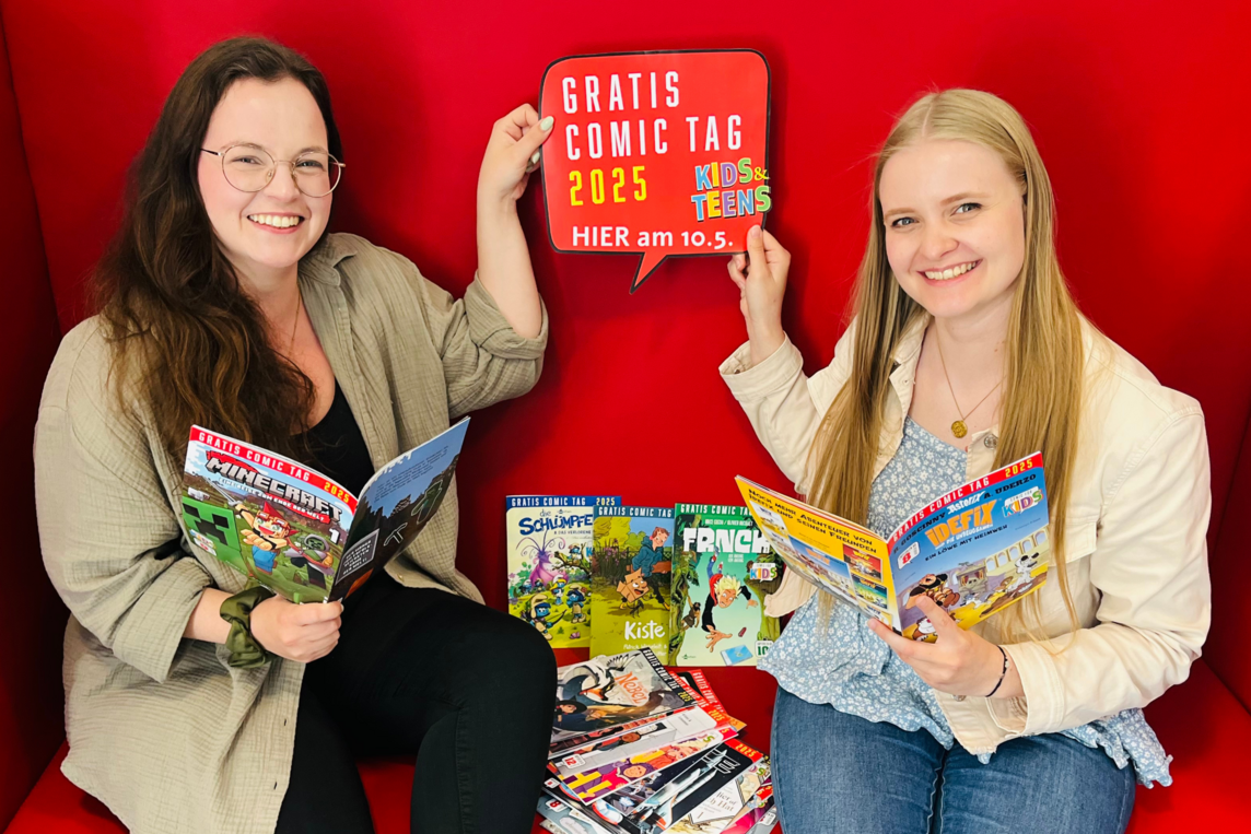 Annalena Bagert und Jana Bicks vom Team der Stadtbücherei freuen sich bereits auf dem Gratis Comic Tag am 10. Mai.