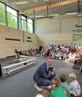 Das Bild zeigt Bürgermeister Carsten Hövekamp bei der Eröffnung.