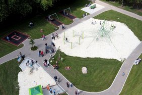 Dieses Foto zeigt den neuen Spielplatz aus der Vogelperspektive. 