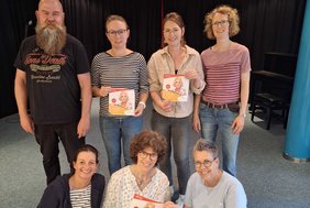 Dieses Foto zeigt das städtische Kulturteam mit dem neuen Programmheft