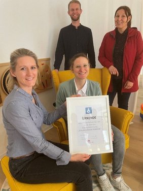 Hebamme Meike Symanzik, 2.Vorsitzende der Hebammen im Kreis Coesfeld (li), überreichte das Zerfitikat „Stillfreundliche Kommune“ an (v. li.) Christina Hörbelt (Frühe Hilfen), Maximilian Reick (Jugendhilfeplanung) und Sarah Kattenbeck (Gleichstellungsbeauftragte) von der Stadt Dülmen.