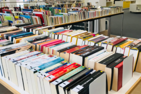 In der Stadtbücherei läuft aktuell der Bücherflohmarkt.