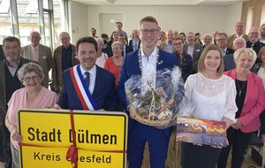 Bürgermeister Carsten Hövekamp überreichte seinem Amtskollegen Boris Ravignon aus Charleville-Mézières ein Original-Ortsschild aus Dülmen als Geschenk. Genau wie Eva Vasmer (li.) und Marie-Jo Favre, die Vorsitzenden Der Partnerschaftskomitees in beiden Städten, betonten sie die Bedeutung der Freundschaft zwischen Deutschland und Frankreich, Charleville-Mézières und Dülmen. Foto: Stadt Dülmen