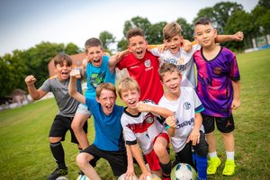 Das Bild zeigt eine Kinder-Fußballmannschaft beim Gruppenfoto.