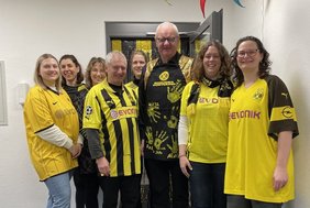 Die Kolleginnen und Kollegen der Fachbereiche Recht und Rechnungsprüfung überraschten Bernd Kerkhoff (3. v. re.) am Morgen in BVB-Trikots. Fotos: Stadt Dülmen