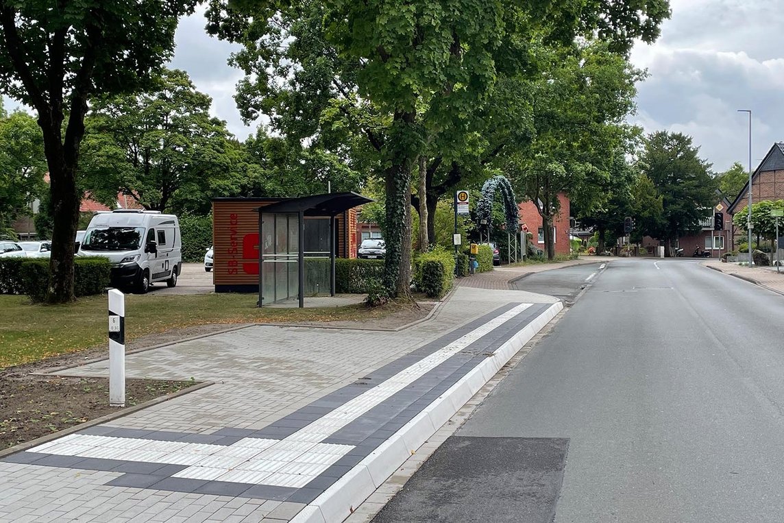 Dieses Foto zeigt die ausgebaute Bushaltestelle Kirchplatz Rorup.