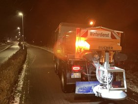 Unterschiedlich große Fahrzeuge sind im Winterdienst unterwegs, um auch Fuß- und Radwege abzudecken.