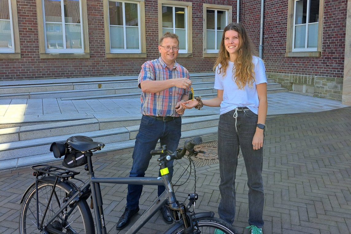 Arndt Pollmann stellt sich erneut als STADTRADELN-Star zur Verfügung und überreichte seinen Autoschlüssel Katharina Stamer von der Stadt Dülmen. In den kommenden drei Wochen darf Pollmann keinen Pkw von innen sehen. Foto: Stadt Dülmen 