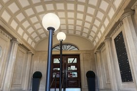 Die Säulen im Eingangsbereich der Hermann-Leeser-Schule erinnern an die Antike. Foto: Stadt Dülmen/Kannacher