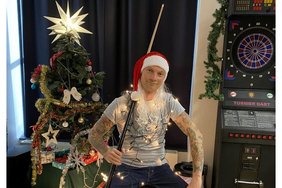 Das Foto zeigt Marius Bertelsbeck mit viel Weihnachtsdeko.