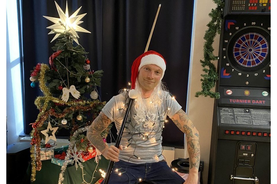 Das Foto zeigt Marius Bertelsbeck mit viel Weihnachtsdeko.