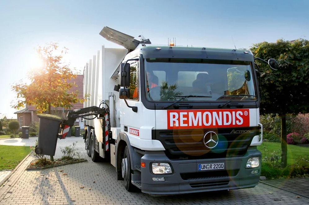 Das Foto zeigt ein Fahrzeug der Firma Remondis bei der Müllabfuhr.