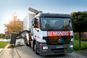 Das Foto zeigt ein Fahrzeug der Firma Remondis bei der Müllabfuhr.