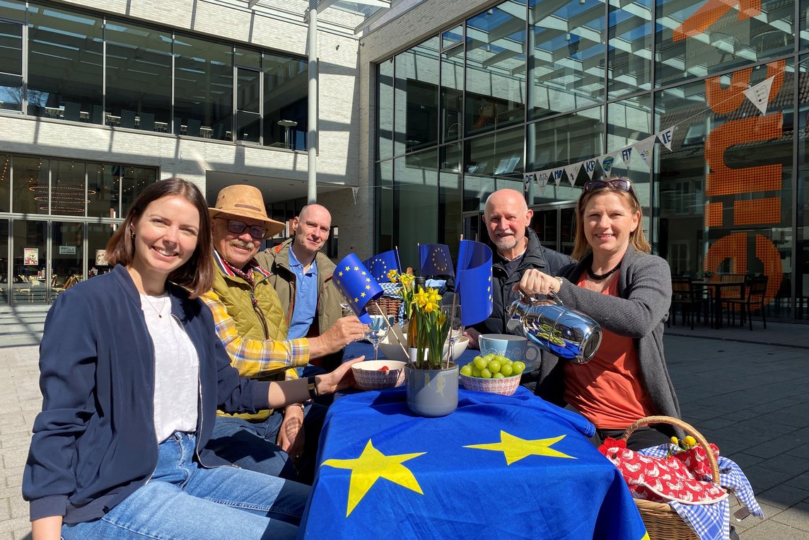 Vertreterinnen und Vertreter von Stadt und Partnerschaftskomitee laden zum Europa-Picknick auf dem Markt der Möglichkeiten ein. Foto: Stadt Dülmen/Kannacher