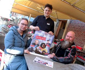 Dieses Foto zeigt Silke Althoff (l.) und Karsten Friebel vor dem Cafe Extrablatt