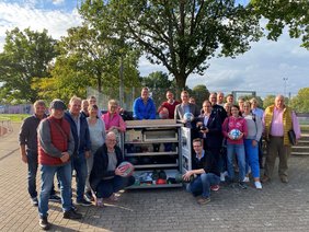 Die Mitglieder des Sportausschusses waren zur Einweihung der neuen Box zum Sportzentrum Süd gekommen.