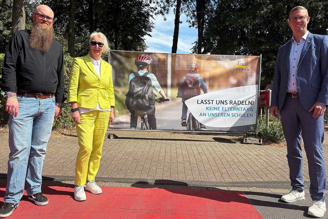 Dieses Foto zeigt CBG-Schulleiterin Maike Verwey, der stellvertretenden Schulleiter Jörg Kleinecke-Thies und Bürgermeister Carsten Hövekamp vor einem der Kampagnen-Banner. 