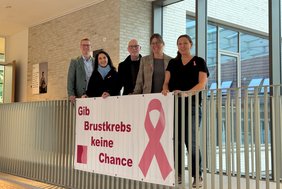 Machen mit der „rosa Schleife“ im einsA auf den Kampf gegen Brustkrebs aufmerk-sam (v. li.): Bürgermeister Carsten Hövekamp, Simona Carmen Spital, Dr. Reinhard Hovestadt, einsA-Leiterin Sandra Allerdisse und die städtische Gleichstellungsbe-auftragte Sarah Kattenbeck. Foto: Stadt Dülmen, Kannacher 