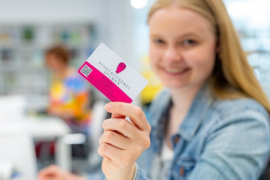 Frau mit Büchereiausweis