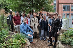 Gruppenfoto im Staudengarten am Brokweg