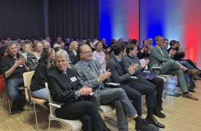 Rund 100 Gäste waren der Einladung des Partnerschaftskomitees gefolgt, darunter auch Schülerinnen und Schüler aus Dülmen und Charleville-Mézières, die derzeit an einem Austausch teilnehmen.