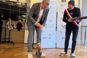 Boris Ravignon, Bürgermeister von Charleville-Mézières, überreichte eine Marionette an seinen Dülmener Amtskollegen Carsten Hövekamp, der das Geschenk natürlich sofort testete. Foto: Stadt Dülmen
