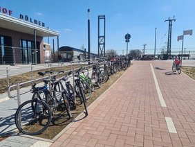 Dieses Foto zeigt wild abgestellte Fahrräder am Bahnhof