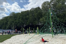 Das Foto zeigt das Seilspielgerät mit Kindern.