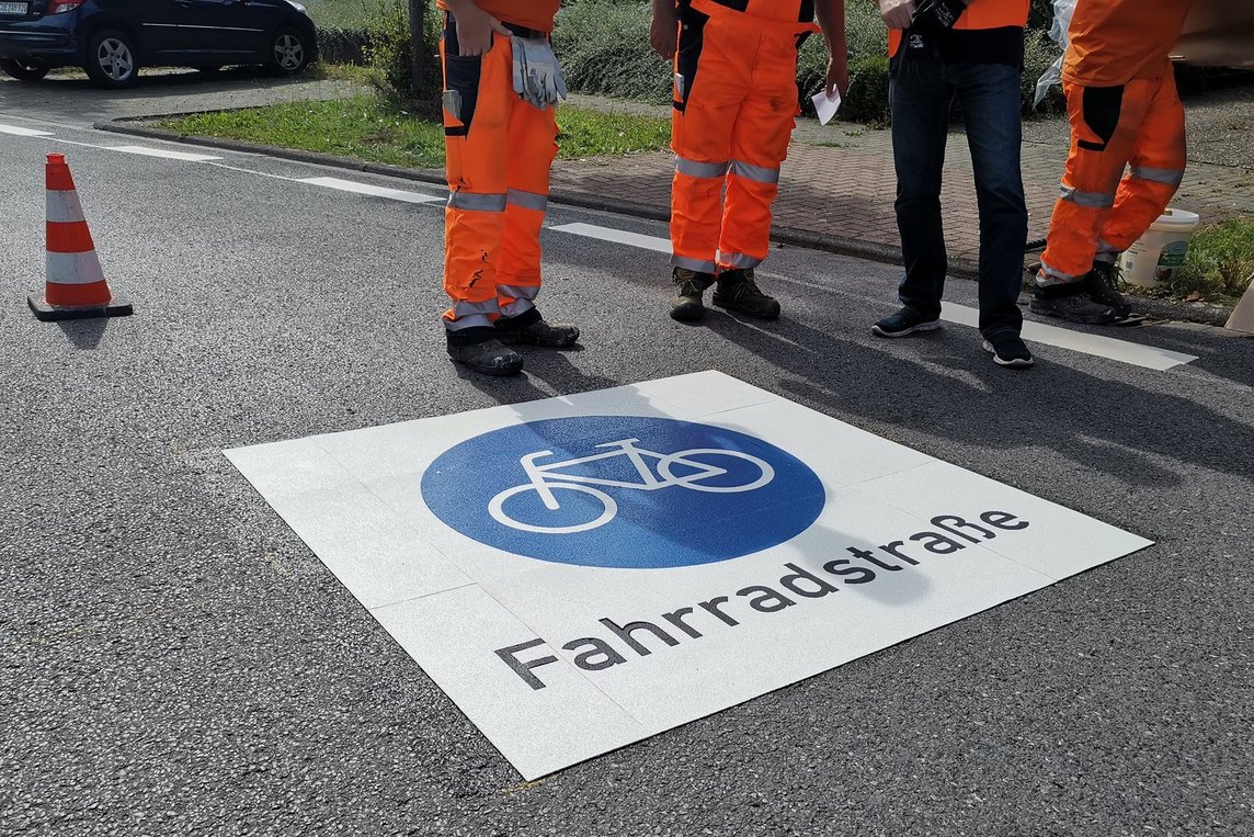 Dieses Foto zeigt ein Piktogramm für eine Fahrradstraße