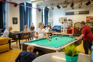 Kindern beim spielen im Treff während der Ferienbetreuung 