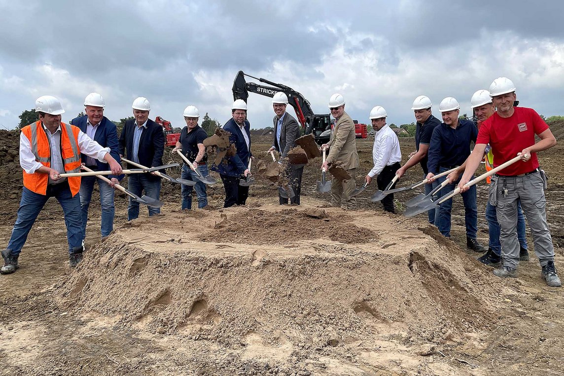 Dieses Foto zeigt den ersten Spatenstich für das Neubaugebiet Raiffeisenring in Buldern. 