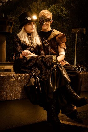 Das Foto zeigt die Teilnehmenden des Steampunk-Workshops. 