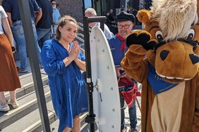 Diese Foto zeigt den Natz von Dülmen und Maskottchen "Pferdi" am Glücksrad. 