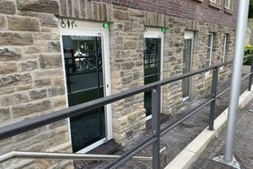 Dieses Foto zeigt den Zugang zu den Toiletten im Rathaus