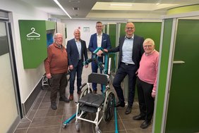 Dieses Foto zeigt die Übergabe von Lifter und Therapieliege