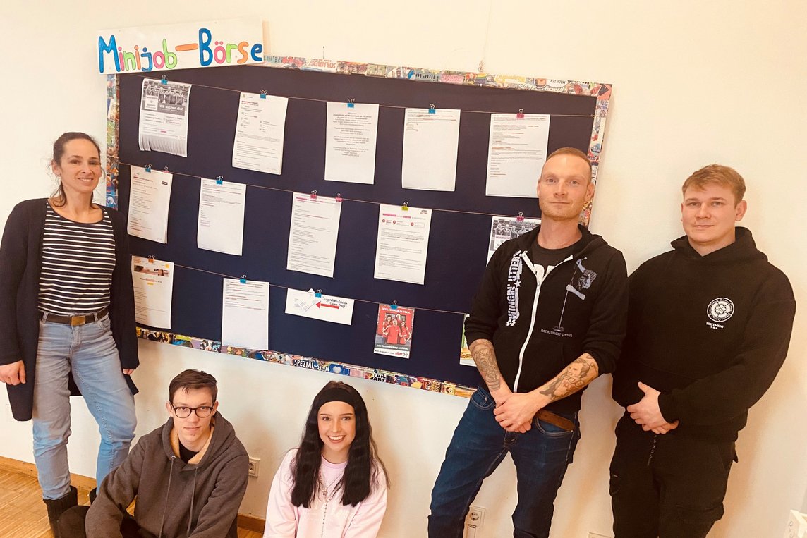 Das Team von Neuer Spinnerei und Jugendberufshilfe hat aktuelle Minijob-Angebote an einer Stellwand zusammengestellt und steht für Fragen und Beratung gern zur Verfügung. 