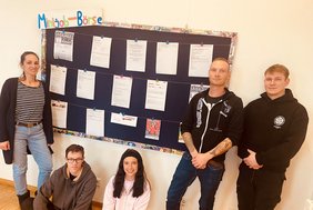 Das Team von Neuer Spinnerei und Jugendberufshilfe hat aktuelle Minijob-Angebote an einer Stellwand zusammengestellt und steht für Fragen und Beratung gern zur Verfügung. 