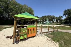 Der Sandspielplatz und viele andere Spielgeräte sind inklusiv nutzbar.