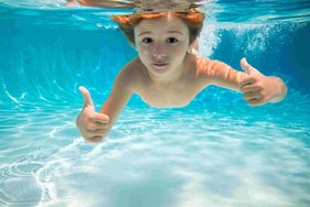 Kind im Wasser Dieses Foto zeigt ein Kind im Wasser