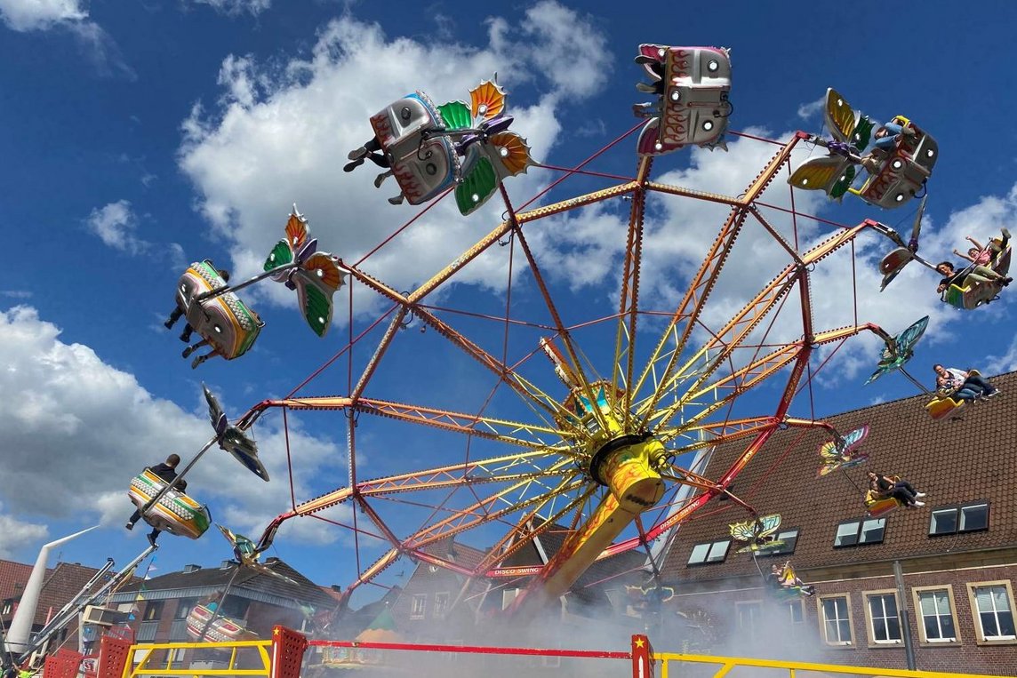 Dieses Foto zeigt ein Fahrgeschäft auf der Dreifaltigkeitskirmes. 