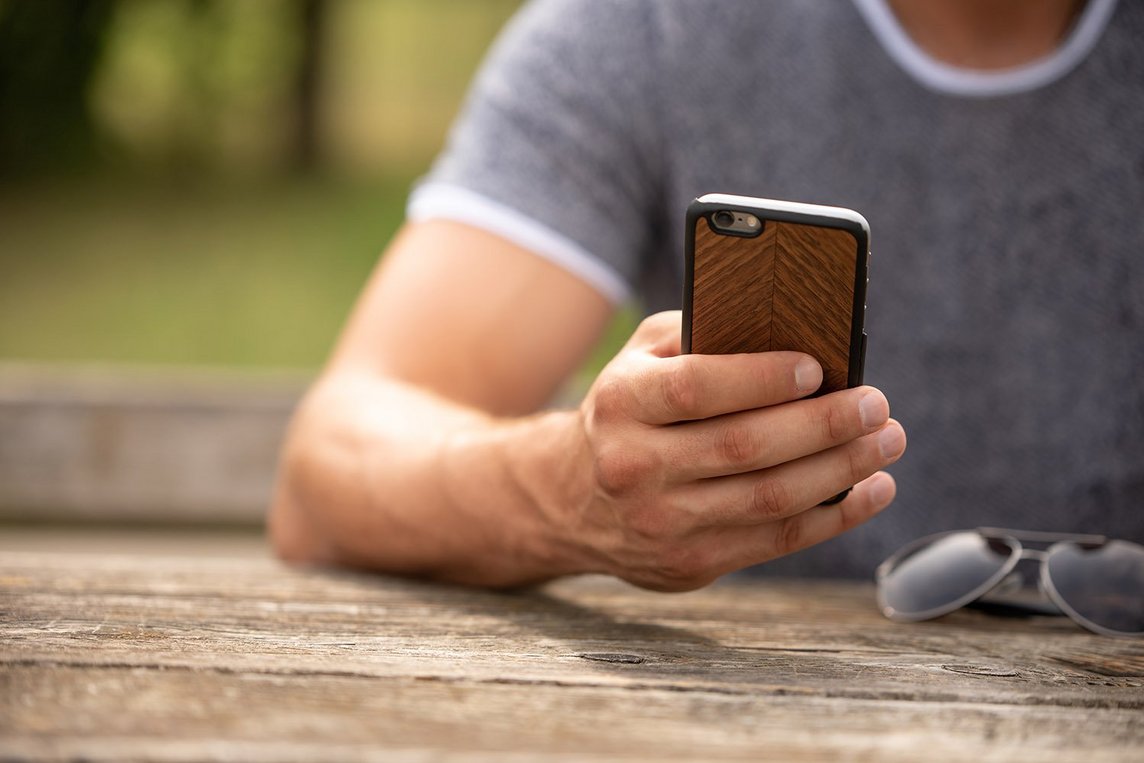 Dieses Foto zeigt ein Handy, das in der Hand gehalten wird.