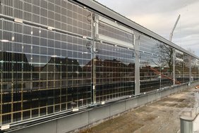 Dieses Foto zeigt die angebrachten Solarpanels