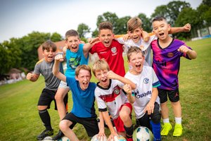 Das Bild zeigt das Mannschaftsfoto einer Jungen-Fußballmannschaft.