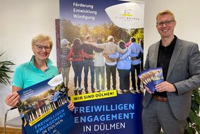 Bürgermeister Carsten Hövekamp und Ehrenamtskoordinatorin Hildegard Streyl werben mit einem neu aufgelegten Flyer für die vielfältigen und unkomplizierten Fördermöglichkeiten für das Ehrenamt. Foto: Stadt Dülmen